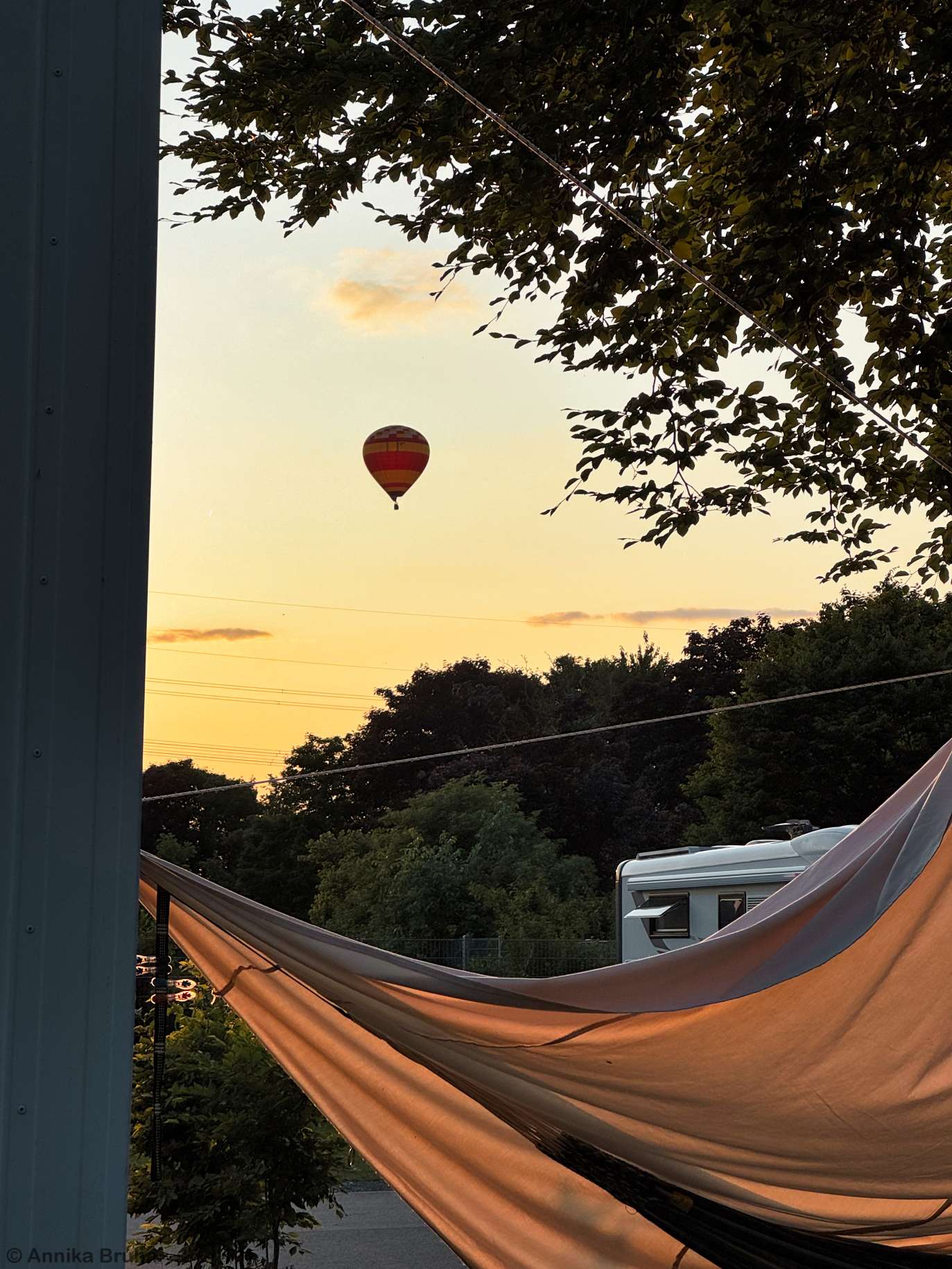 Ein Heißluftballon fahrt in der Abendstunde an uns vorbei